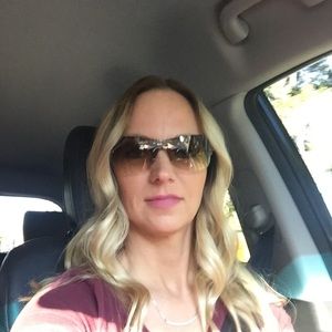 Meet your Posher, Lora